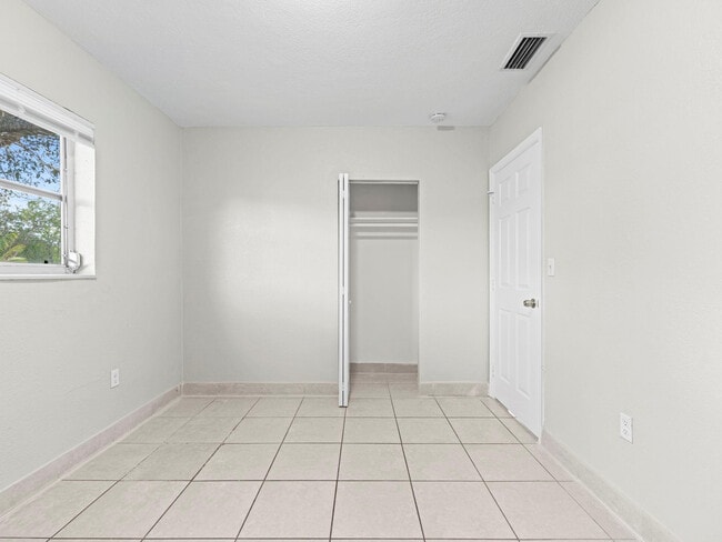 Building Photo - 21200 NE 12th Ct