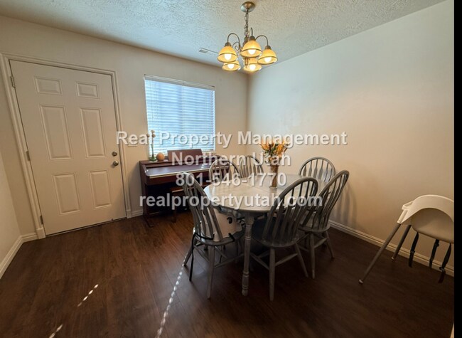 Building Photo - Cute 2 Bedroom Townhome in South Ogden Available