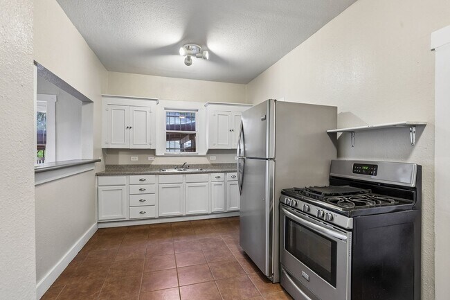 Building Photo - 2310 N Sabinas St