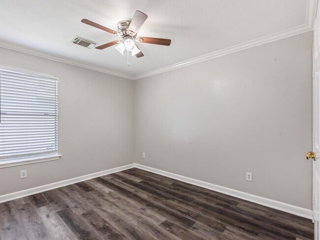Building Photo - 7307 Village Lake Dr