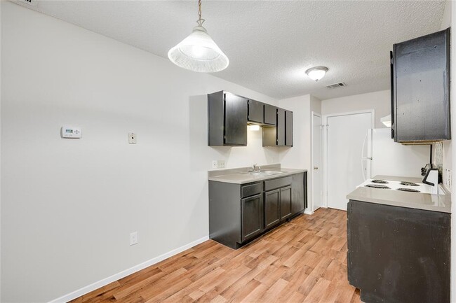 Building Photo - 6900 Branchwood Dr