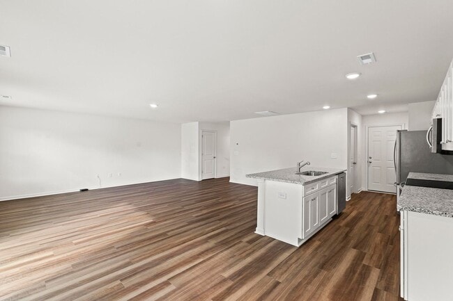 Building Photo - Welcome to your new home in the heart of L...