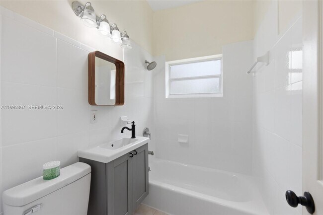 Building Photo - 1620 NE 160th St