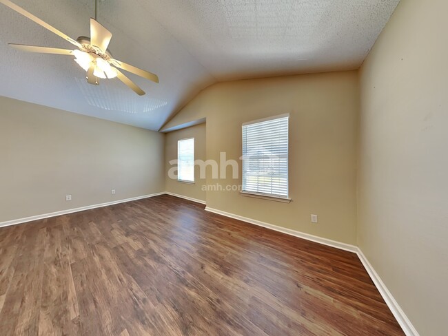 Building Photo - 14 Willow Lakes Dr