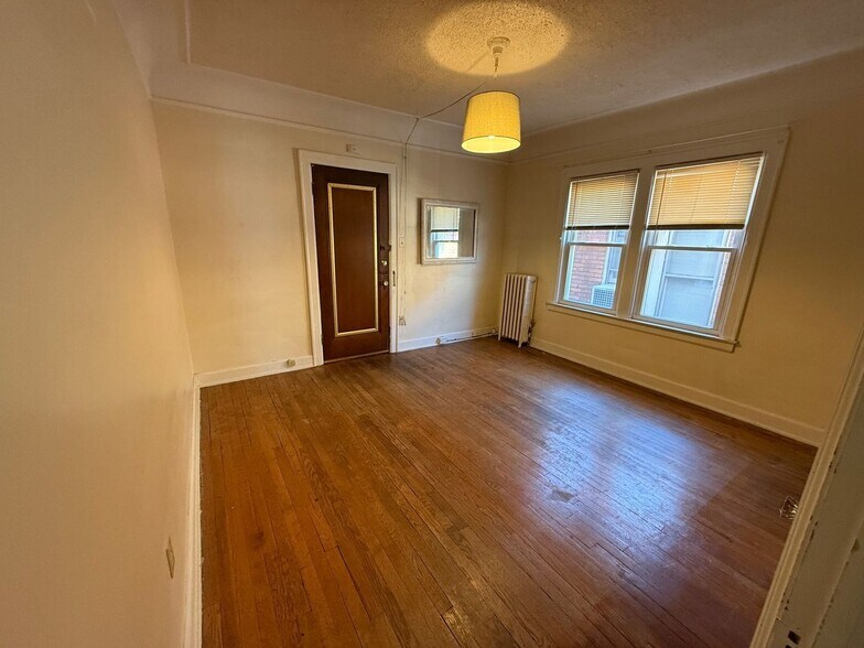Building Photo - 884 Beaconsfield Ave