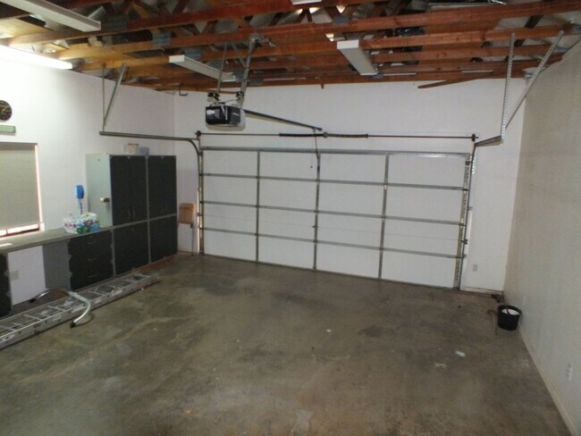 Building Photo - 5680 Azalea Cir
