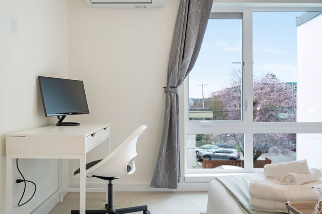 Building Photo - 4453 Aurora Ave N