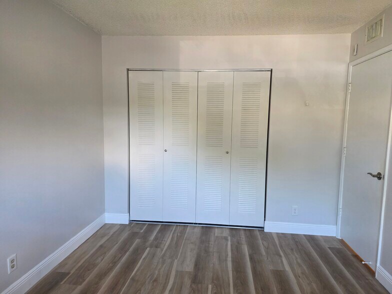 Guess bedroom closet - 2222 N Cypress Bend Dr