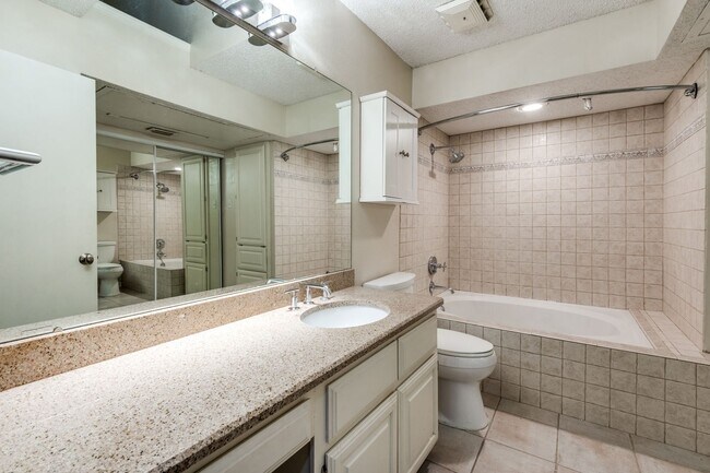 Building Photo - Charming 2 Bed, 2 Bath Condo in North Dall...