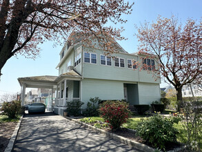 Building Photo - 262 East Ave