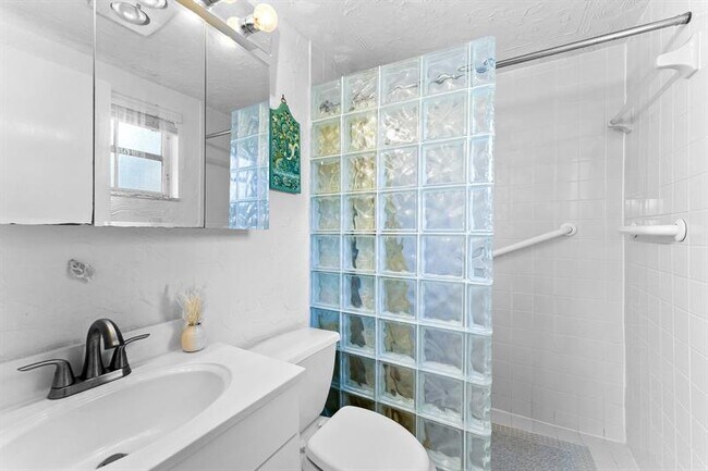 Building Photo - 3015 N Palm Aire Dr