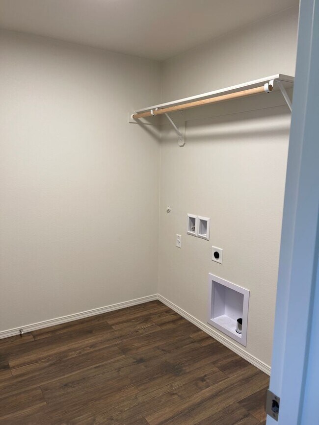 Building Photo - Brand New River Road area home