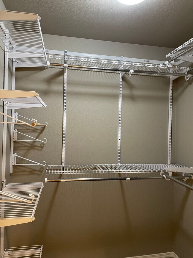 Building Photo - Adorable 4 Bedroom 2.5 Bath Home in Fisher's Landing! Fully Fenced Backyard! Mountain View High S...