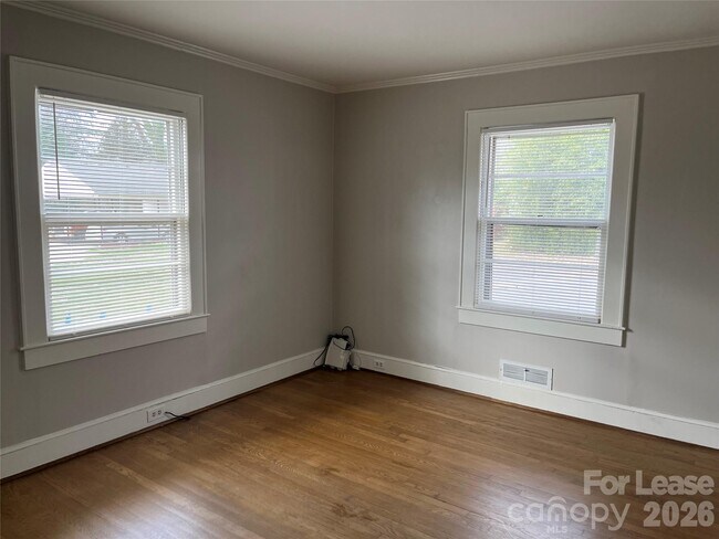 Building Photo - 1047 E Main St