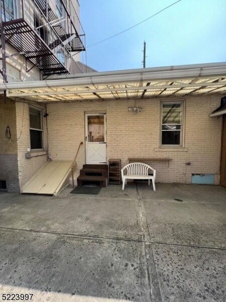 Building Photo - 17 Van Buren St