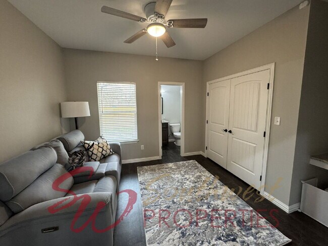 Building Photo - Modern 3 Bed / 3 Bath Duplex Near Campus – Lawncare Included!