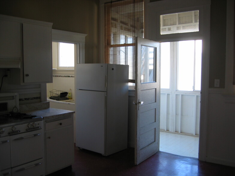 Building Photo - 2037A Powell St