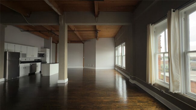 Building Photo - 711 William St