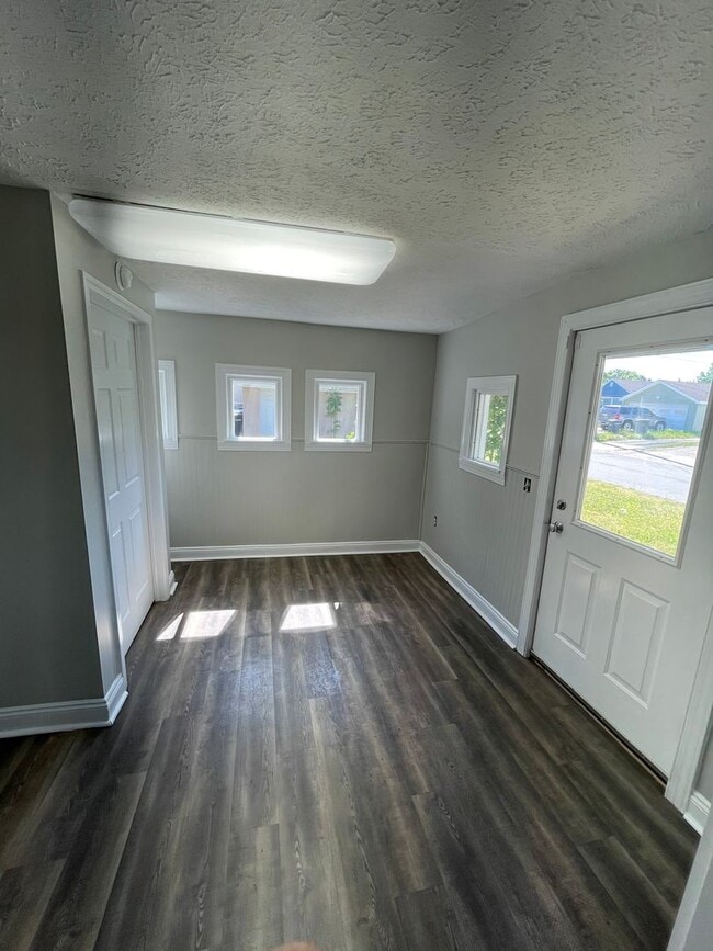 Building Photo - SINGLE FAMILY HOME Available August 1st!