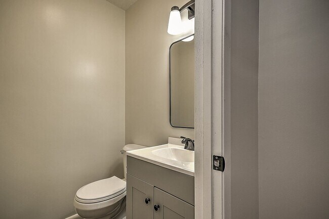 Building Photo - 501 Manor Dr