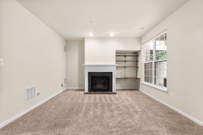 Building Photo - 3 Bedroom 3.5 Bathroom - Wheaton Townhouse...