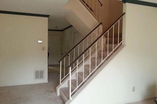 Building Photo - Fairview Commons - Adorable Updated Townhome