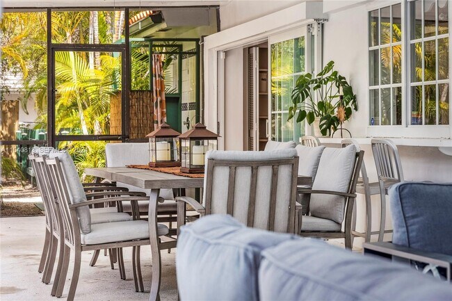 Building Photo - 10130 SW 70th Ave