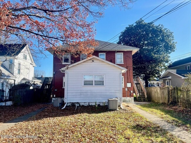 Building Photo - 2015 E Oak St