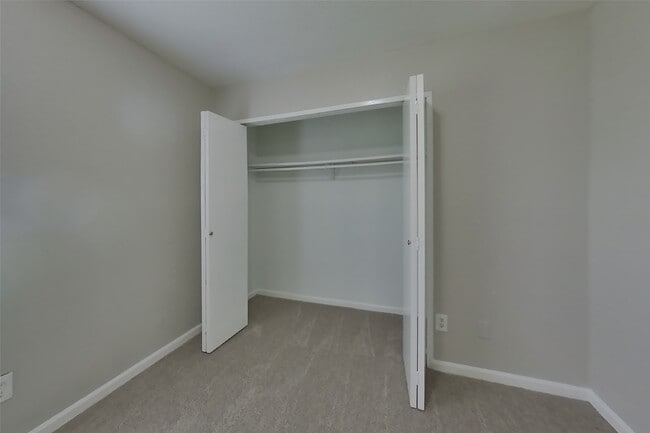 Building Photo - 5030 Ridgecreek Dr