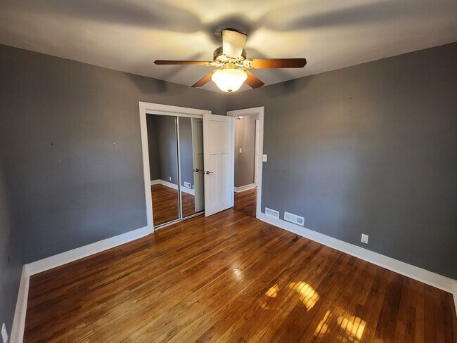 Building Photo - 4 Bedroom in East Moline  MUST SEE!!!