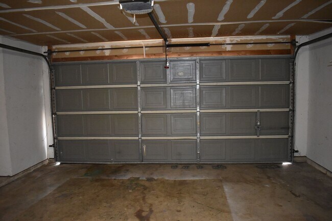 Building Photo - 2900 Cinco Dr