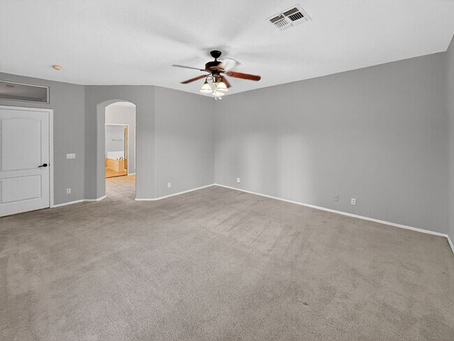 Building Photo - Charming 4 Bedrooms/ 3.5 Bath Home in Desirable Fox Crossing!!