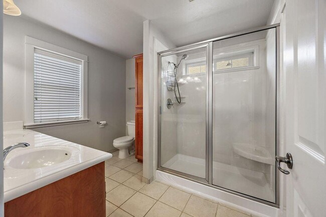 Building Photo - Four bedroom home for lease in the Riverwalk Neighborhood Ashland, Oregon