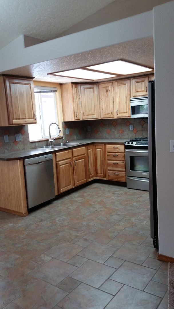 Building Photo - Beautiful Home with Hobby Shop and RV PARKING