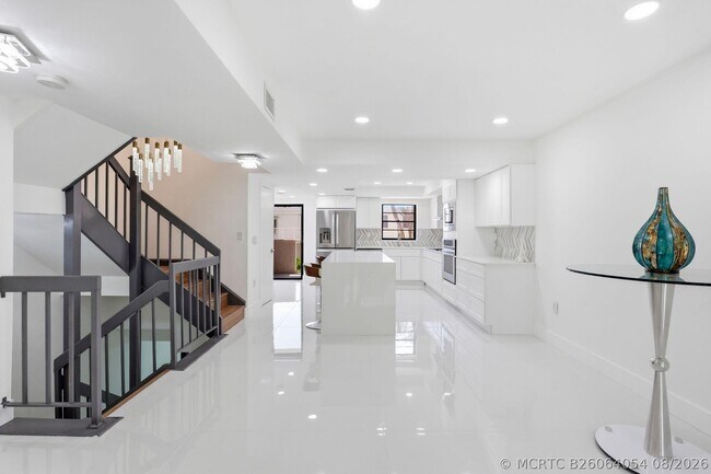 Building Photo - 1222 Hillsboro Mile