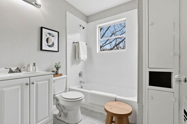 Building Photo - Spacious & Newly Updated! *HOUSING ACCEPTED/ SECTION 8 * — Apply Today!