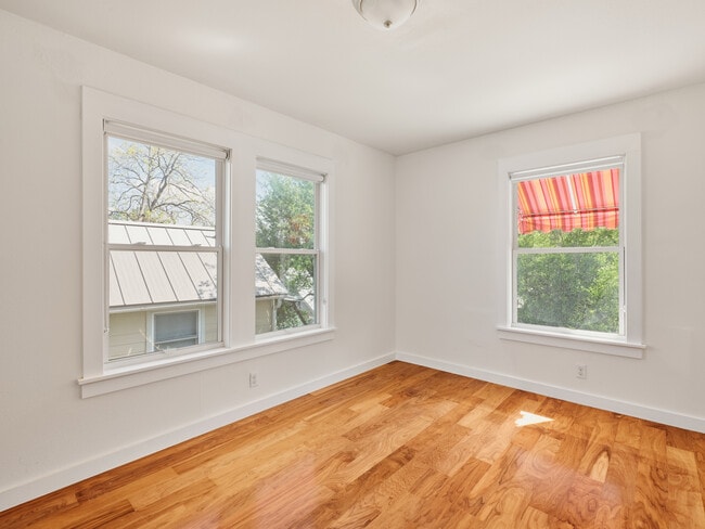 Building Photo - 1705 W 11th St