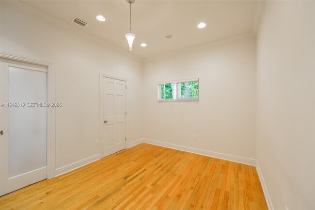 Building Photo - 911 Mariana Ave