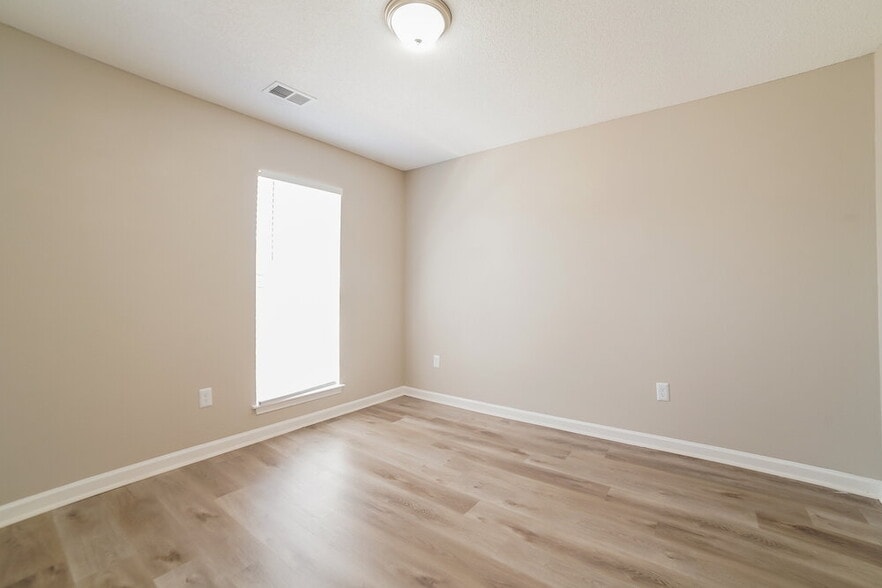 Building Photo - 5696 Nichols Dr