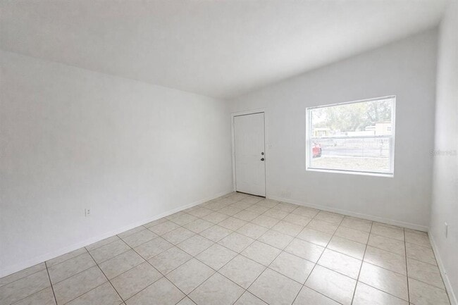 Building Photo - 1624 Queensway Rd