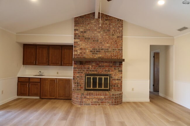 Building Photo - 4819 Royal Oak St