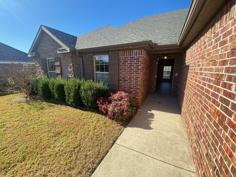 Building Photo - 450 Remson Ln