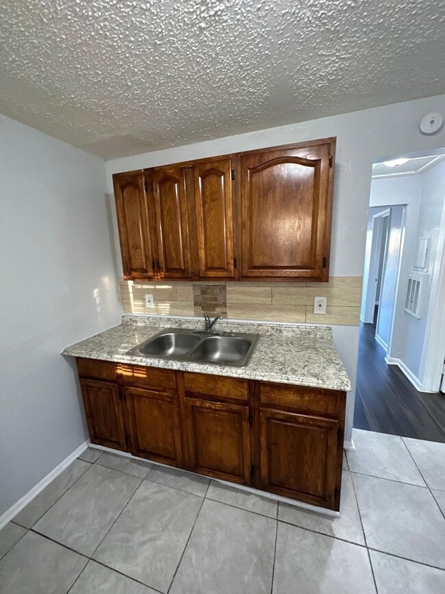 Building Photo - 1528 Mt Herman St