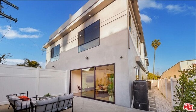 Building Photo - 1637 S Sherbourne Dr