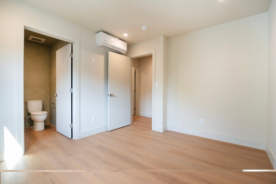 Building Photo - 4541 1/2 Melbourne Ave