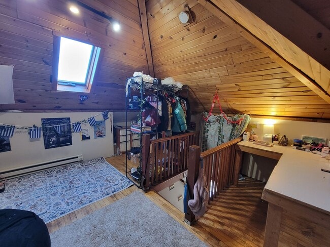 Building Photo - AVAILABLE JUNE - 6 Bed, 2 Bath Home Close to Campus!