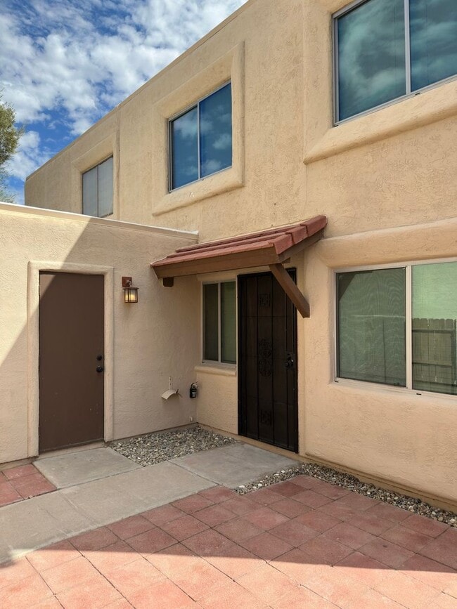 Building Photo - FABULOUSLY REMODELED SCOTTSDALE CONDO