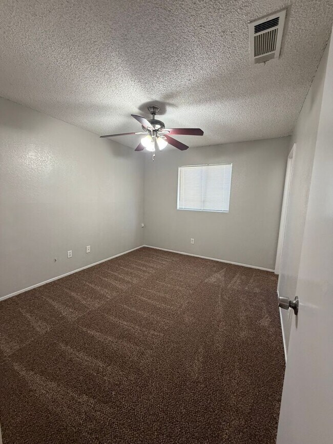 Building Photo - 657 E Sonora Ave