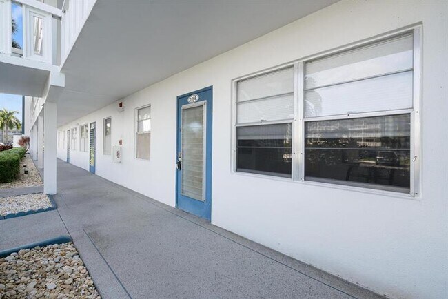 Building Photo - 1056 Exeter