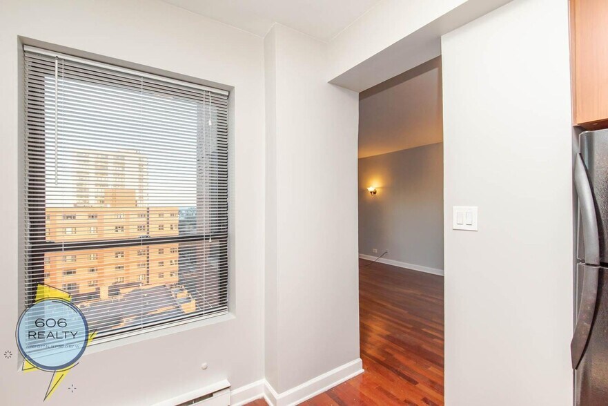 Building Photo - 734 W Bittersweet Pl